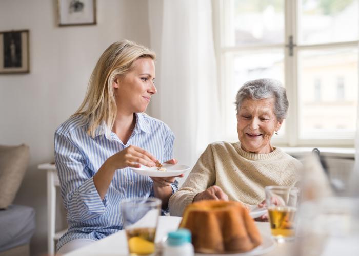 Thuishulp helpt senior met eten
