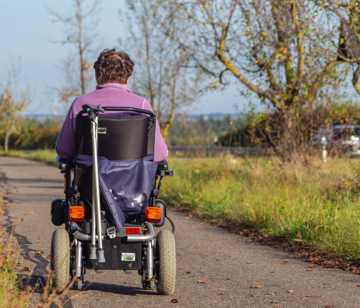 vrouw in scootmobiel