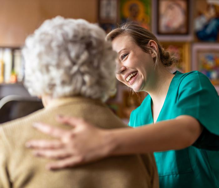 Zorgverlener met senior