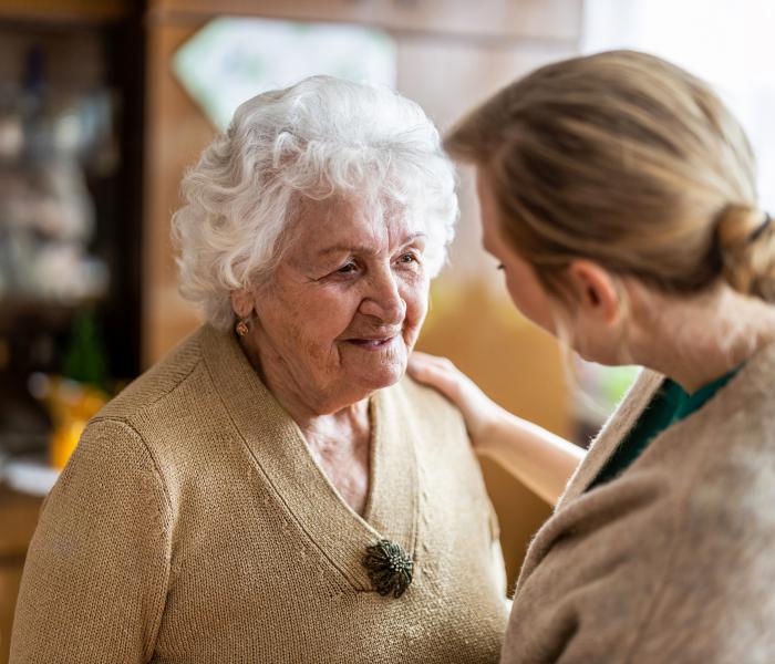 Oudere vrouw met haar mantelzorger