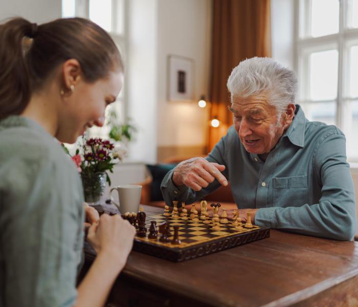 Thuishulp Manon schaakt met meneer Wolters