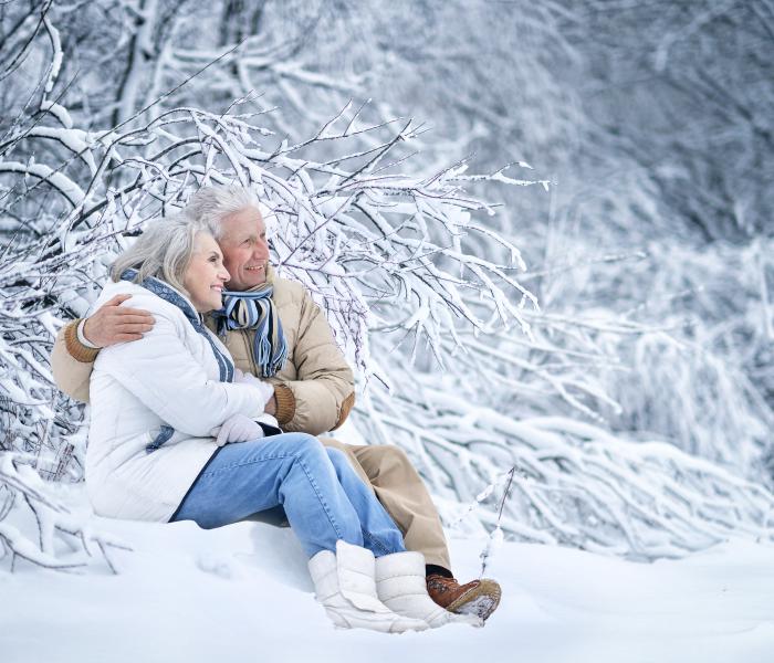 Twee senioren in de sneeuw