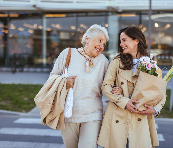 Senior en thuishulp hebben samen boodschappen gedaan