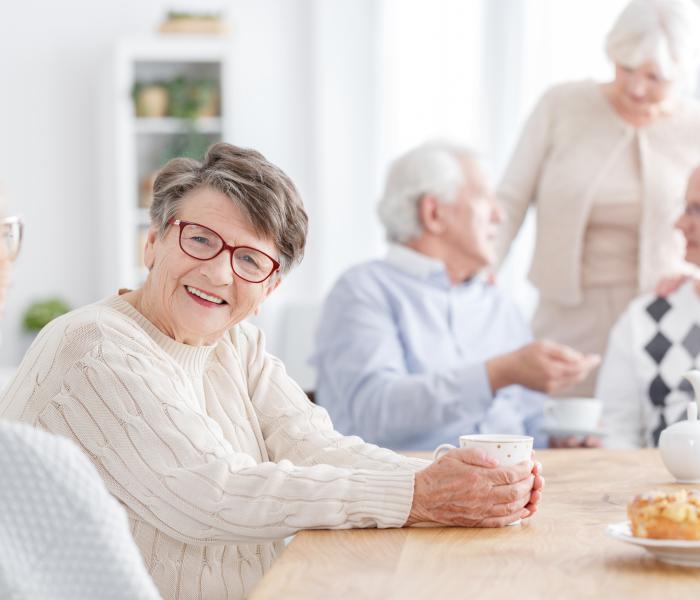 Senioren zitten samen aan tafel