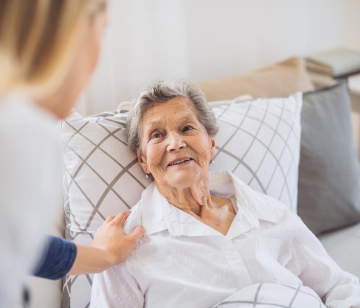 Thuiszorg begeleidt senior naar bed