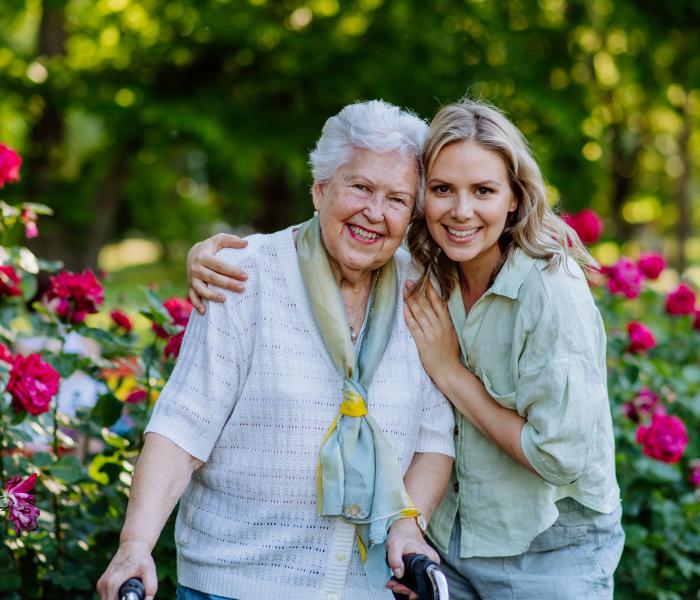 Senior en haar thuishulp