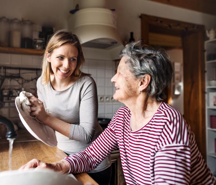 Senior en thuishulp in de keuken