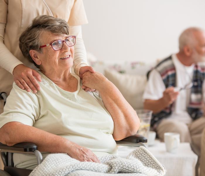 Senior met verzorgende