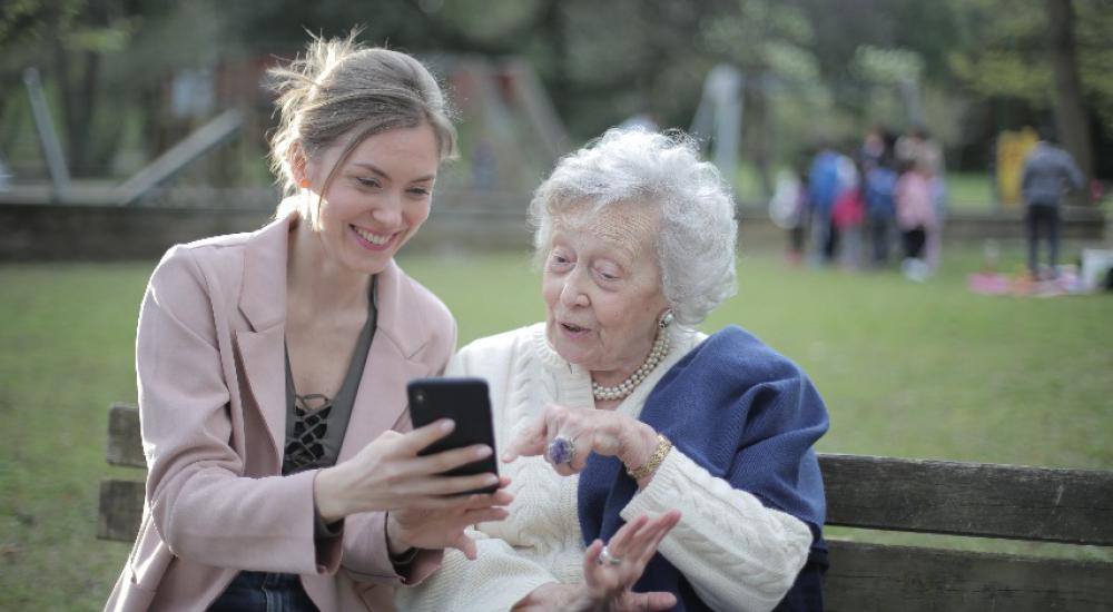 vrouw en senior