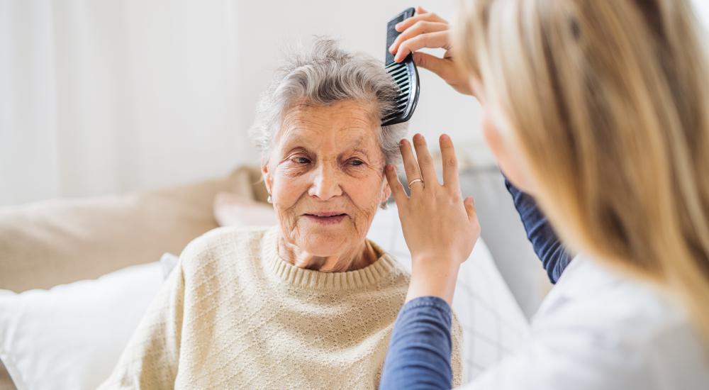 Senior met verzorgster