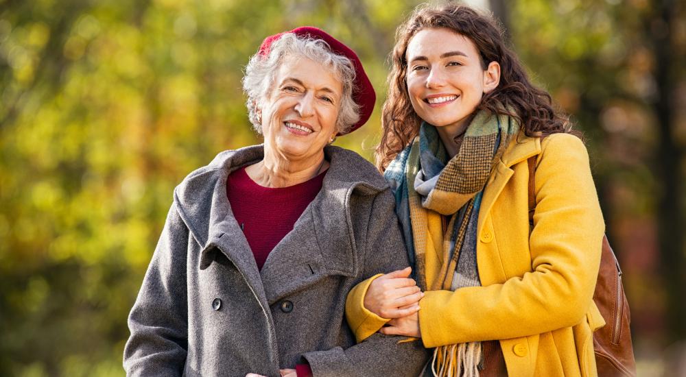 Senior en thuishulp maken boswandeling