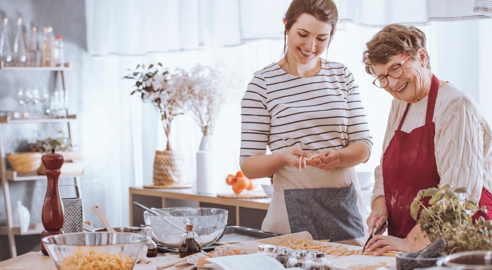 Senior en thuishulp samen in de keuken