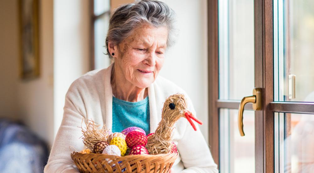 Senior met paaseieren