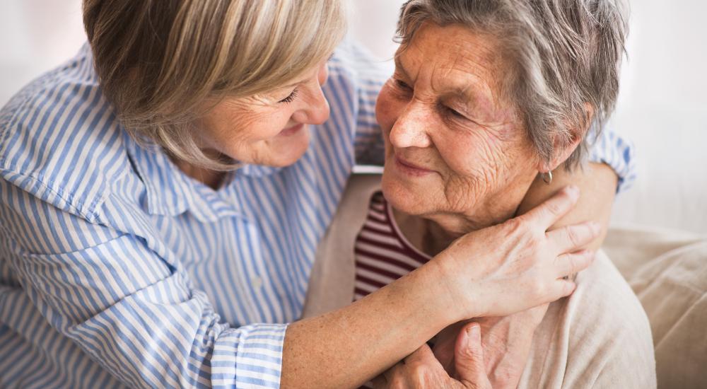 Senior en haar thuishulp