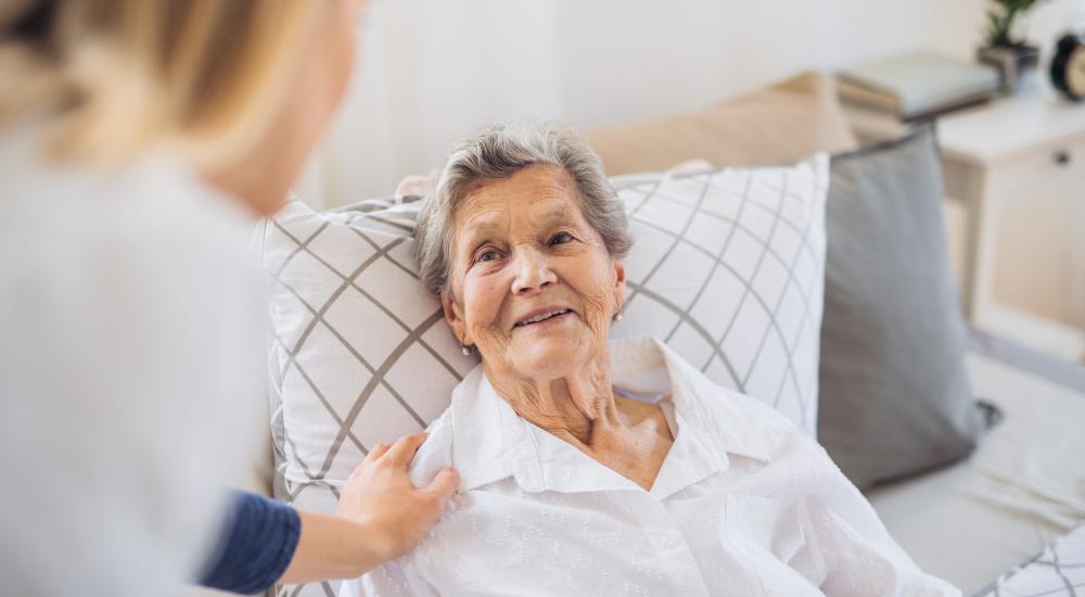 Thuiszorg begeleidt senior naar bed