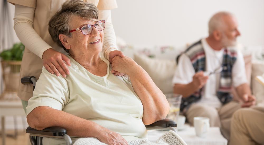Senior met verzorgende