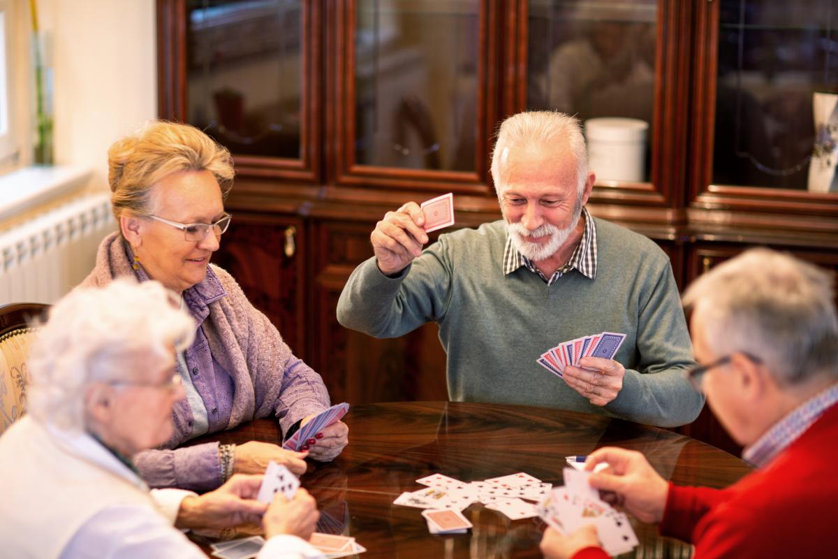 Een spel kaarten spelen in de huiskamer