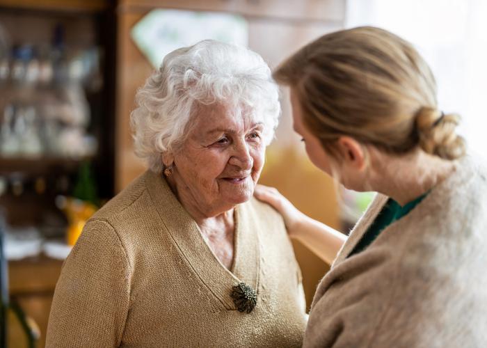 Oudere vrouw met haar mantelzorger