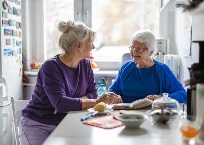 Oudere dame met haar dochter, die mantelzorger is