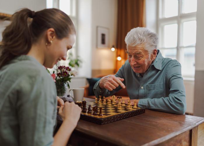 Thuishulp Manon schaakt met meneer Wolters