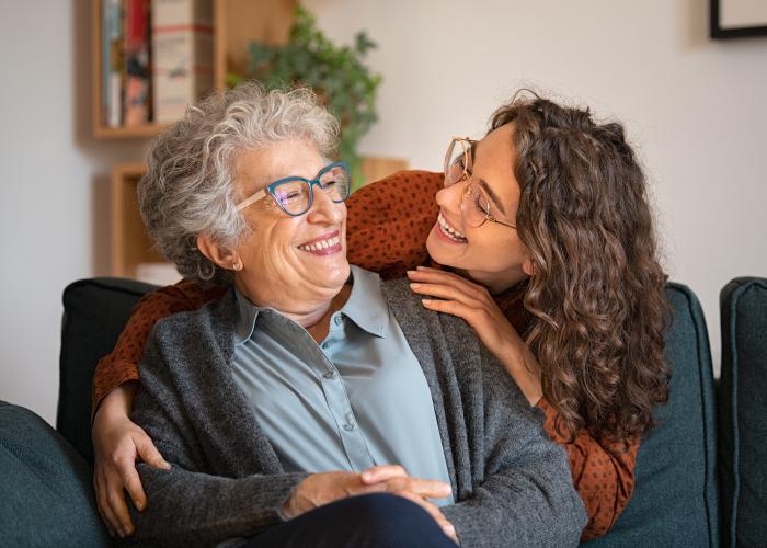 Lachende senior en haar dochter