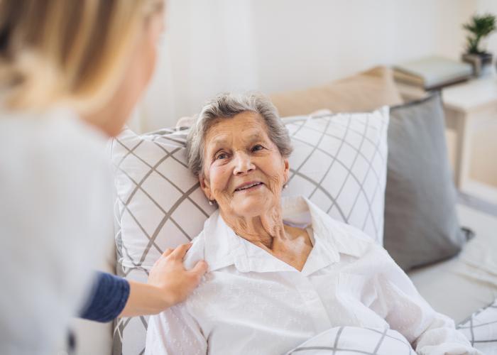 Thuiszorg begeleidt senior naar bed