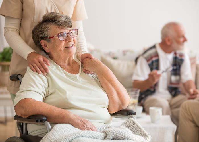 Senior met verzorgende