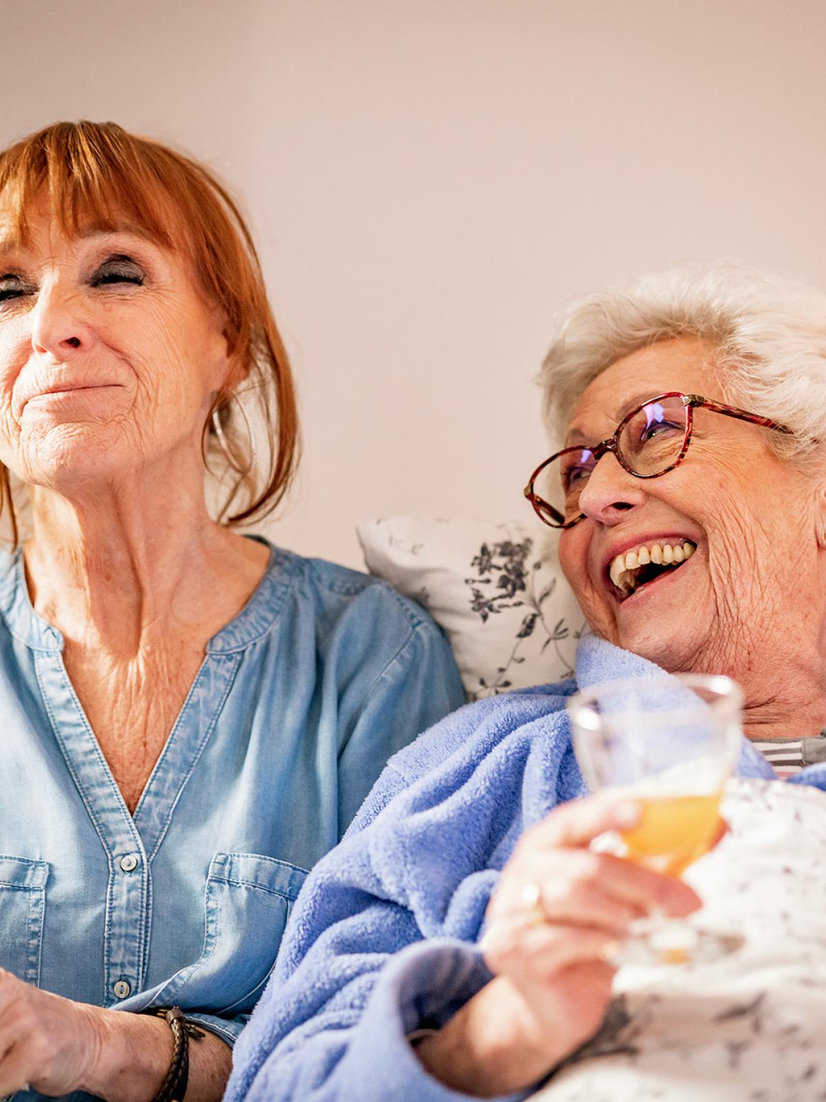 Senior en thuishulp lachen samen