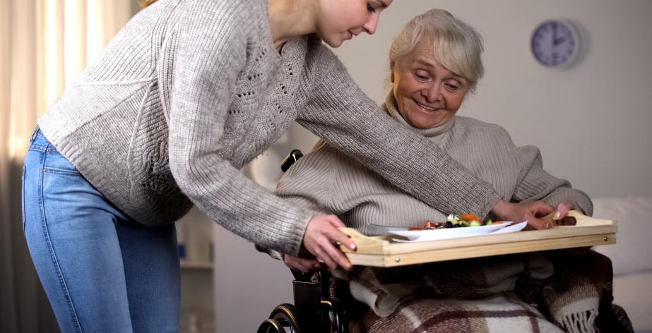 thuishulp helpt een oudere vrouw
