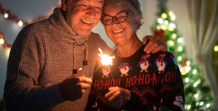 Twee senioren vieren de feestdagen