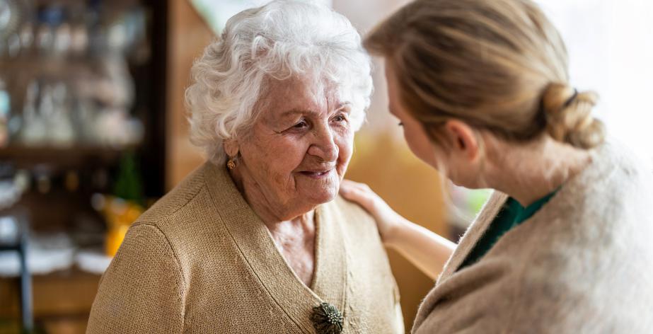 Oudere vrouw met haar mantelzorger