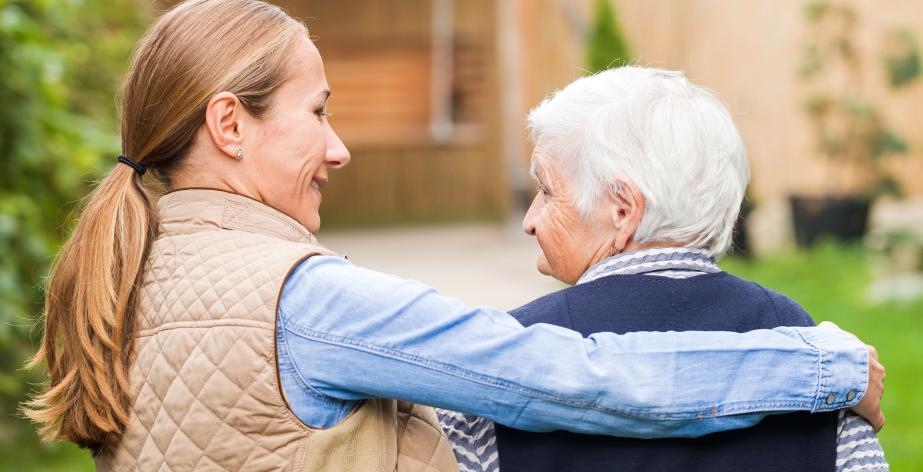 Oudere dame met haar dochter, die mantelzorger is