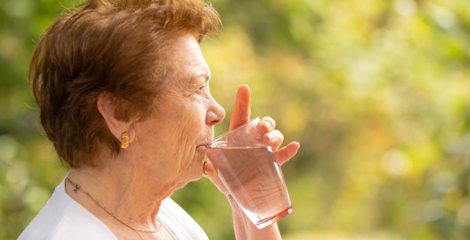 Drinkende vrouw in de zon