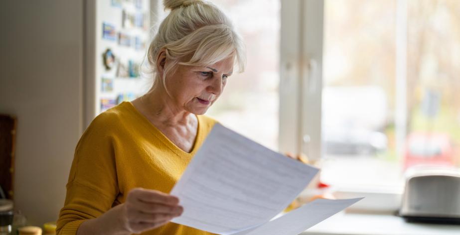 Vrouw is bezig met administratie