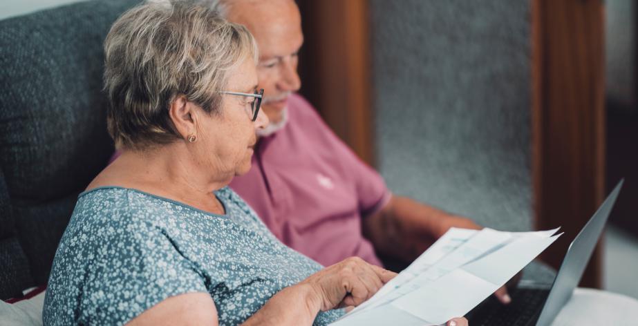 Twee senioren doen de administratie