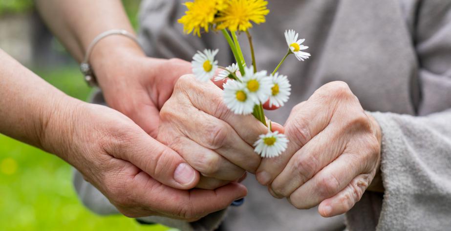 2 paar handen met bloemen