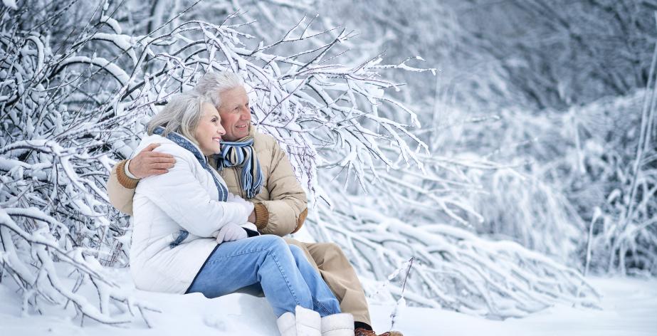 Twee senioren in de sneeuw
