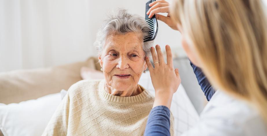 Senior met verzorgster