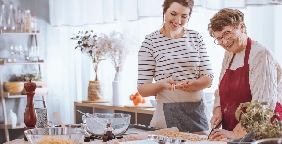 Senior en thuishulp samen in de keuken