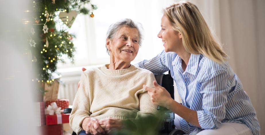 Senior en haar thuishulp