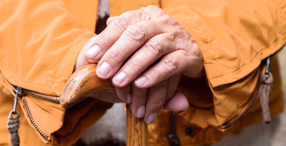 Senior met wandelstok