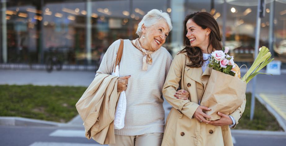 Senior en thuishulp hebben samen boodschappen gedaan