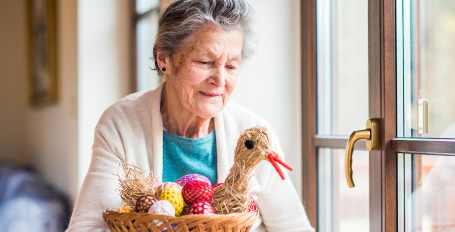 Senior met paaseieren