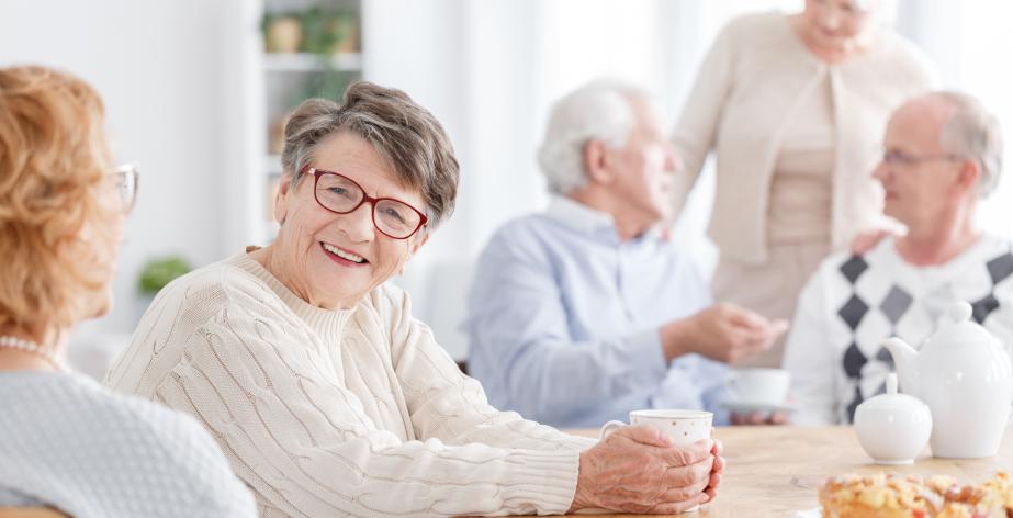 Senioren zitten samen aan tafel