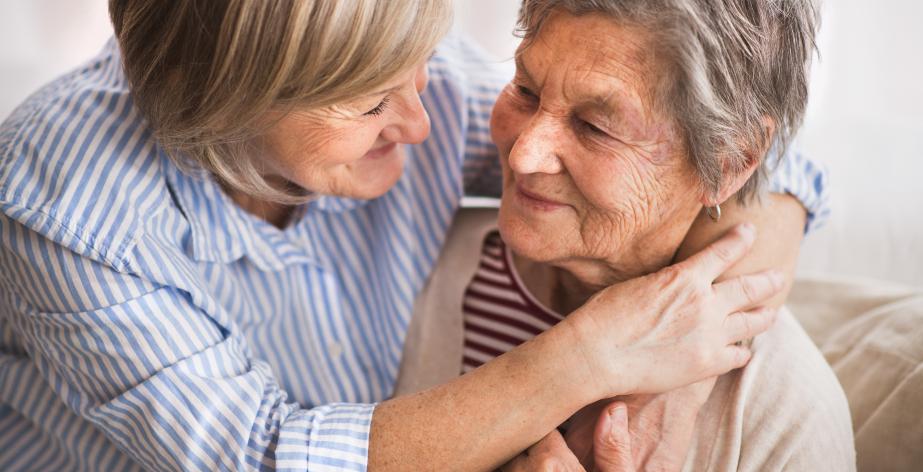 Senior en haar thuishulp