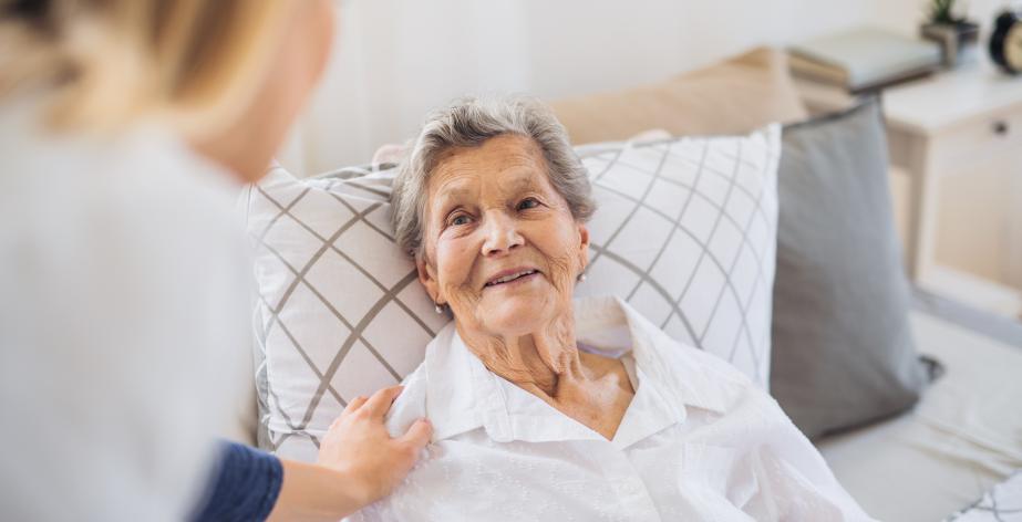 Thuiszorg begeleidt senior naar bed