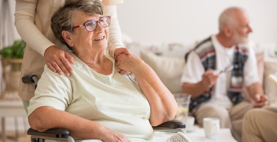 Senior met verzorgende