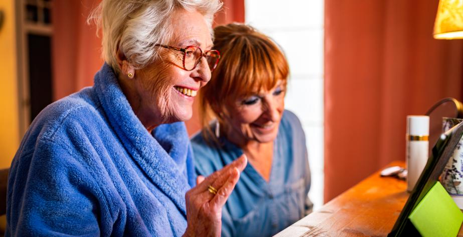 Senior en thuishulp videobellen met familie